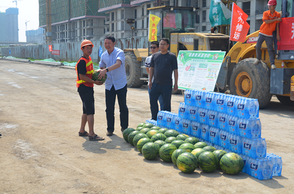 开云·官方站线上登录平台入口-开云(中国)
开展夏季送清凉慰问市政工程一线活动